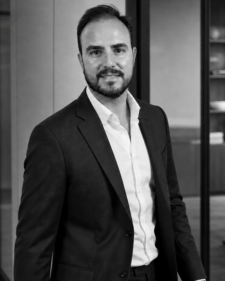 Fernando Casado Arias, abogado, en el pasillo de su despacho en Maracena